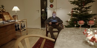 平板电脑高级圣诞网上购物搜索冲浪男男人互联网