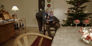 平板电脑圣诞网上购物老年人上网搜索