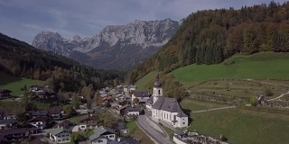 德国巴伐利亚阿尔卑斯山脉，拉姆绍，贝希特斯加登，著名的圣塞巴斯蒂安教区教堂。原始的原始日志格式。