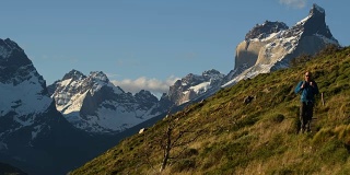 在智利美丽的托雷斯德尔潘恩徒步旅行
