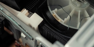 VCR机构中磁头的倒带。视频片段的序列录像机装置里的录像带。VHS录像机S-VHS,