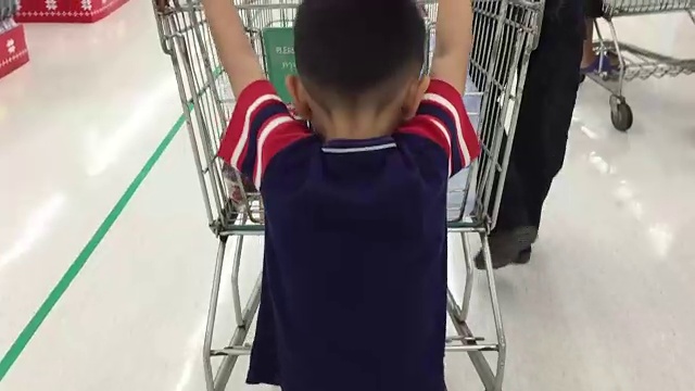 Lฺฺฺ小男孩用父母推手推车购物