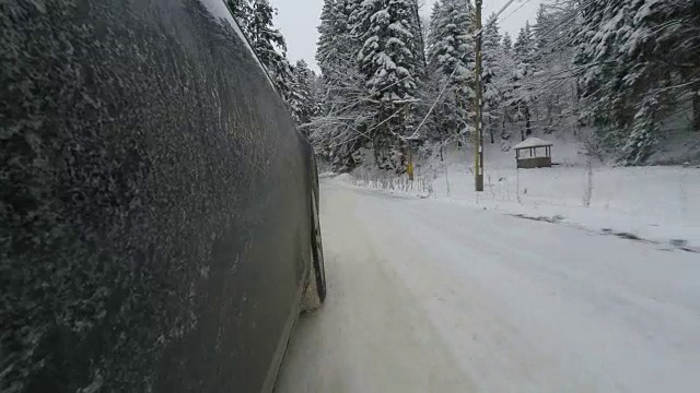 在冬季道路上超速行驶