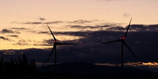风力涡轮机在夕阳背景下的奥德，法国
