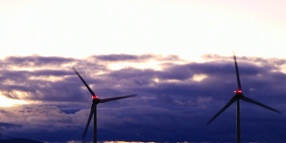 风力涡轮机在夕阳背景下的奥德，法国