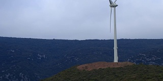 风力涡轮机与戏剧性的天空背景在比利牛斯东方