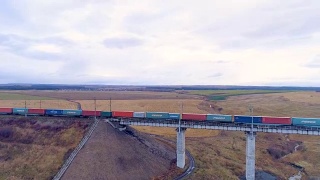 红色和蓝色集装箱通过铁路运输。视频素材模板下载
