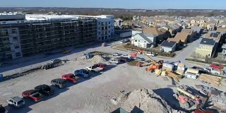 向上和远离新建造区的新公寓和社区郊区无人机的视图