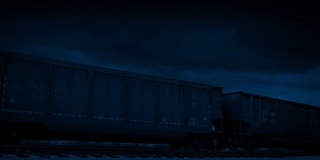 夜间通过的货运列车车厢