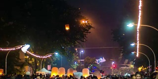 泰国彝蓬节，人们在风景桥上放飞灯笼