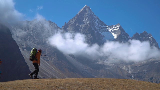 徒步旅行者在喜马拉雅山脉旅行