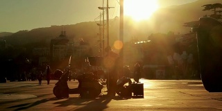 音乐家在雅尔塔的码头上演奏