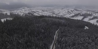 美丽的鸟瞰图上方的冬季道路