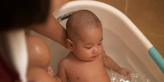 新生儿在浴缸中