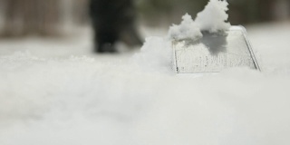 人们在雪中走过丢失的手机