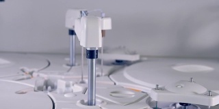 现代化的血液检测自动化制药设备。