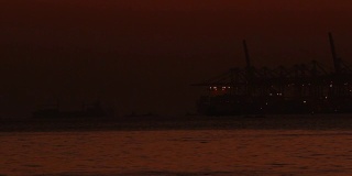 中国深圳-蛇口赤湾货运港夜间;遥远的拍摄;