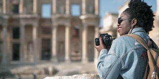 一名妇女在以弗所古城celcus图书馆拍照。