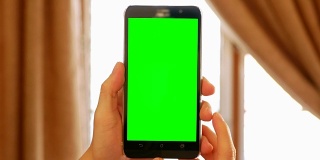 绿屏色度键男士手持智能手机-国内室内场景