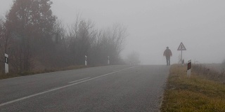 人在雾中行走