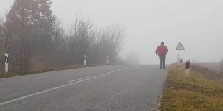 人在雾中行走