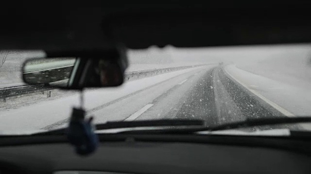 公路上有雪。危险驾驶