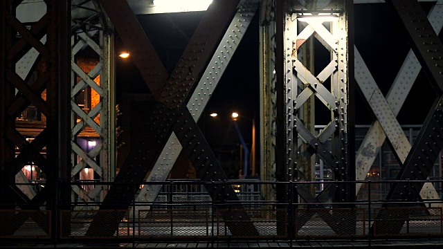 在法国的迪耶普，汽车在灯光照亮的隧道中穿行。城市夜景，城市生活，交通和交通概念