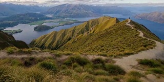 新西兰瓦纳卡湖的罗伊峰徒步路线，时间流逝运动，从左到右的摄影车