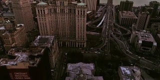 纽约市曼哈顿市中心的高架全景。相机从下向上的垂直运动