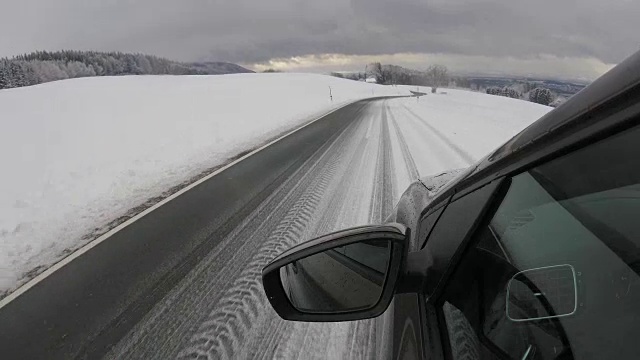 汽车观点:在奥地利的山路上，在冬天