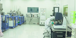 科学家和生物实验室实验