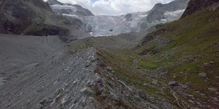 反向无人机拍摄的女子在瑞士的山脊上徒步旅行