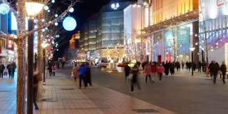 在冬天北京闹市区过年前——人们争先恐后地买礼物，准备庆祝