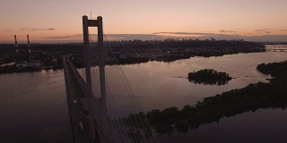 日落时分，无人机拍摄到河上的大桥