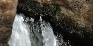 从岩石和石头中流出的泉水