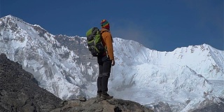 游客攀登喜马拉雅山