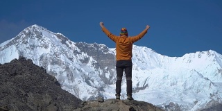 游客攀登喜马拉雅山的悬崖