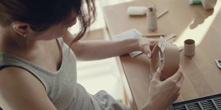 年轻女子用螺丝刀DIY修理钟表