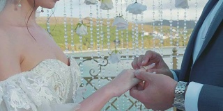 新郎把结婚戒指戴到新娘的手指上