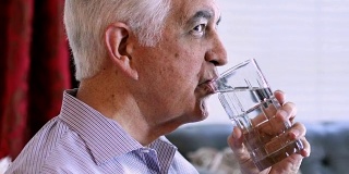 老年人在家喝水