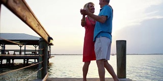 日落时分，健康的白人老年人在码头上跳舞