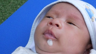 面部表情由婴儿新生儿，呕吐牛奶视频素材模板下载