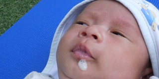面部表情由婴儿新生儿，呕吐牛奶