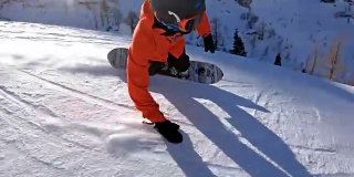 滑雪者沿着滑雪坡滑行，身后留下一团粉末雪
