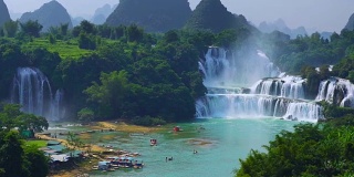 越南的Bangioc瀑布和中国的Detian瀑布，位于边境附近，人们可以看到这两个国家的瀑布。