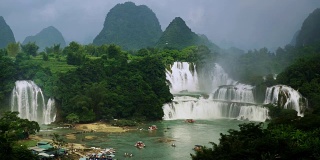 Bangioc瀑布公共关系在越南和德天瀑布鸟瞰在中国，位于边境附近，人们可以看到这两个国家的瀑布