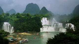 Bangioc瀑布公共关系在越南和德天瀑布鸟瞰在中国，位于边境附近，人们可以看到这两个国家的瀑布视频素材模板下载