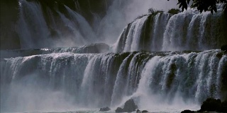 慢镜头越南的Bangioc瀑布和中国的Detian瀑布，位于边境附近，人们可以看到这两个国家的瀑布。