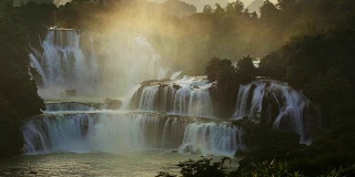 日落班戈瀑布在越南和德天瀑布在中国，位于边境附近，人们可以看到这两个国家的瀑布。道明。