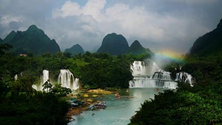 彩虹瀑布在越南Bangioc瀑布和德天瀑布在中国鸟瞰，位于边境附近，人们可以看到这两个国家的瀑布。视频素材模板下载